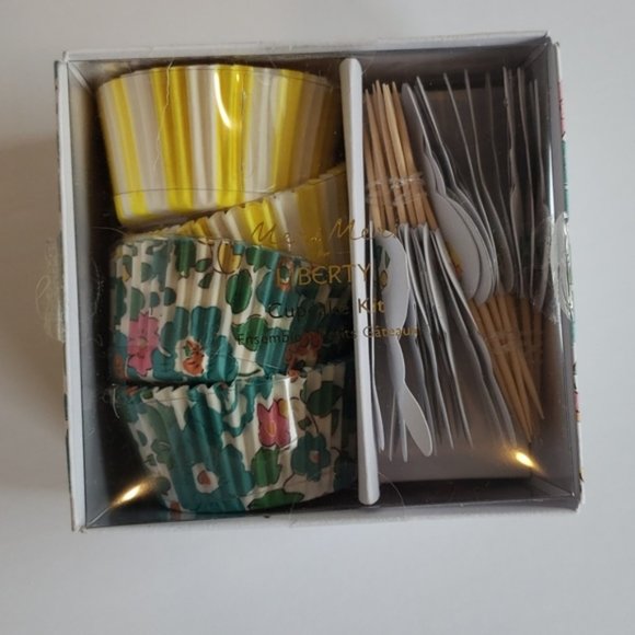 Towel & Salt & Paper Shaker Set of 5 - Picture 2 of 7